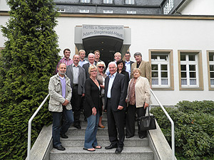 Einige Mitglieder des erweiterten Kreisvorstandes  vor dem Adam Stegerwald Haus in Königswinter, Bildmitte Kreisvorsitzender Cajus Caesar MdB
